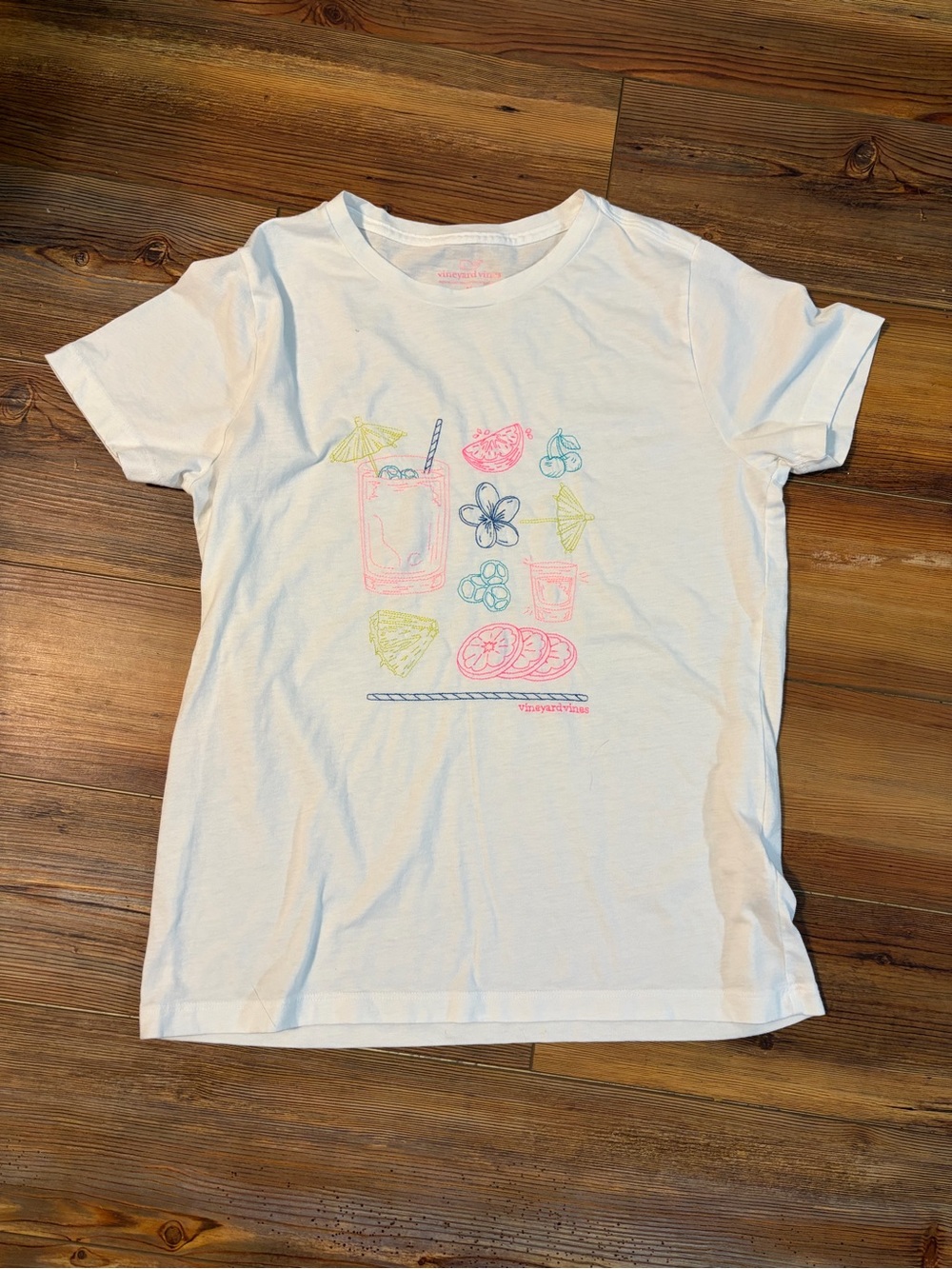 Vineyard Vines White Tropical Drink T-Shirt. Embroidered design.
